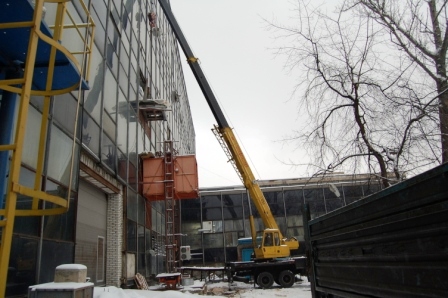 Услуги автомобильного крана для заноса станков на высоту. Вызвать авто-кран и такелажных рабочих. Работы по подъёму оборудования в здание.
